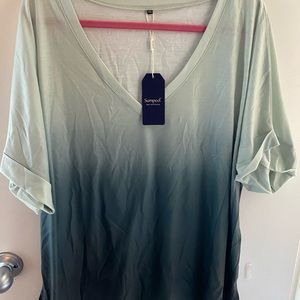 Short sleeve ombré top. Light green to dark.
